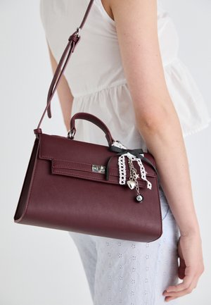 Bordeaux faux leren handtas met een gestructureerd ontwerp, bovenhandvat, afneembare schouderriem en decoratieve charme met kantaccenten.