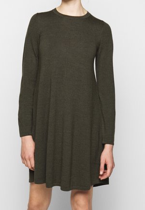 Robe en tricot à manches longues de couleur vert olive foncé, avec un col rond, une silhouette évasée et un tissu légèrement texturé.