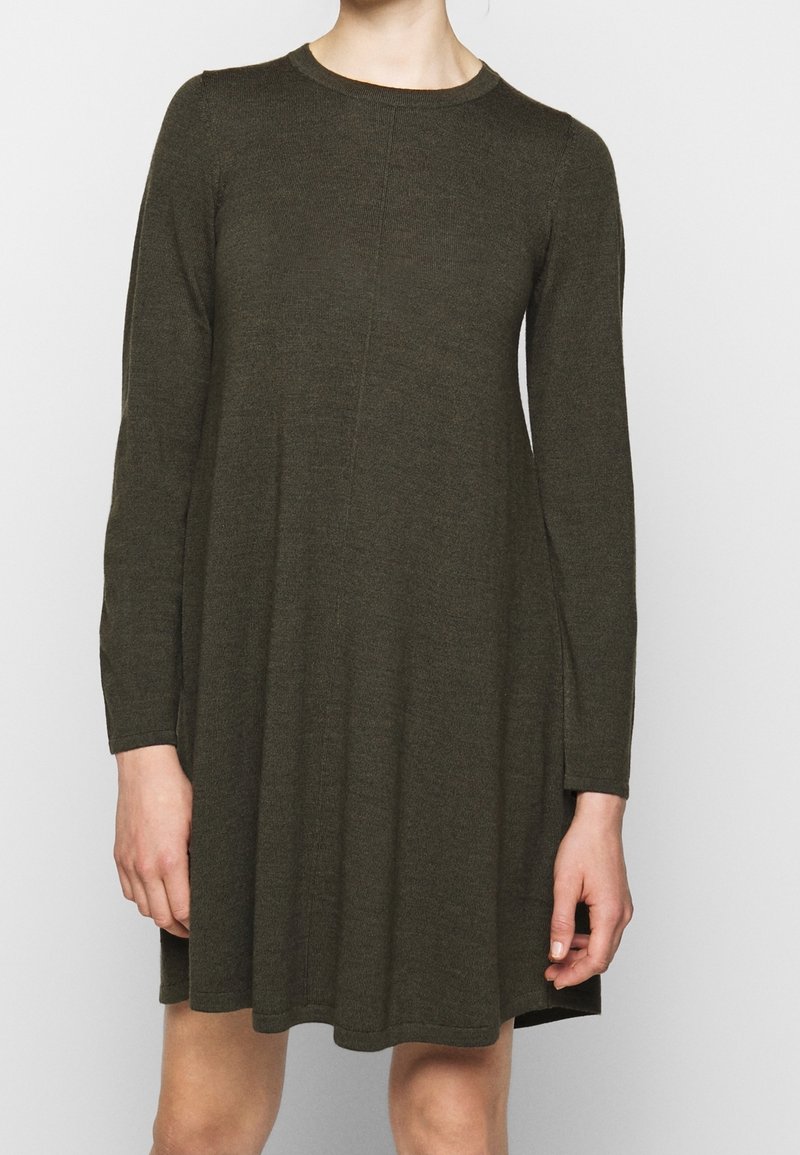 Robe en tricot à manches longues de couleur vert olive foncé, avec un col rond, une silhouette évasée et un tissu légèrement texturé.