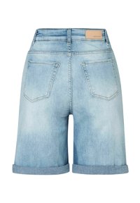 Pantalones cortos de mezclilla de color azul claro con dobladillos enrollados, dos bolsillos traseros, pasadores para cinturón y una etiqueta de marca de cuero marrón en la cinturilla.