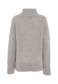 Maglione grigio a maglia con collo alto, maniche lunghe e una consistenza morbida, dal taglio rilassato con dettagli a coste in fondo.