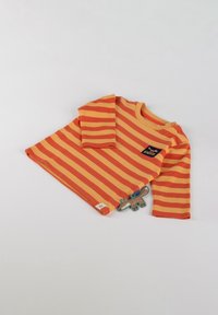 Langärmliges Hemd mit orange- und gelb gestreiftem Muster aus weichem Stoff, das ein kleines Logokennzeichen und ein dekoratives Handform-Element aufweist.