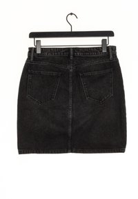 Schwarzer Denim-Rock in enganliegender Form. Verfügt über zwei hintere Taschen, einen Reißverschluss und einen sauberen Saum. Hängt an einem schwarzen Plastikaufhänger.