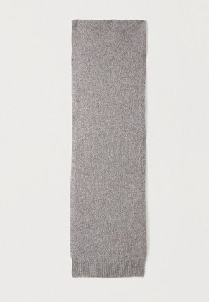 Cachecol cinzento de lã tricotada com bordas caneladas subtis, disposto em plano sobre um fundo branco.