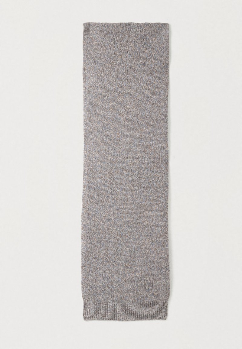 Sciarpa in lana grigia lavorata a maglia con sottili bordi a coste, distesa su uno sfondo bianco.