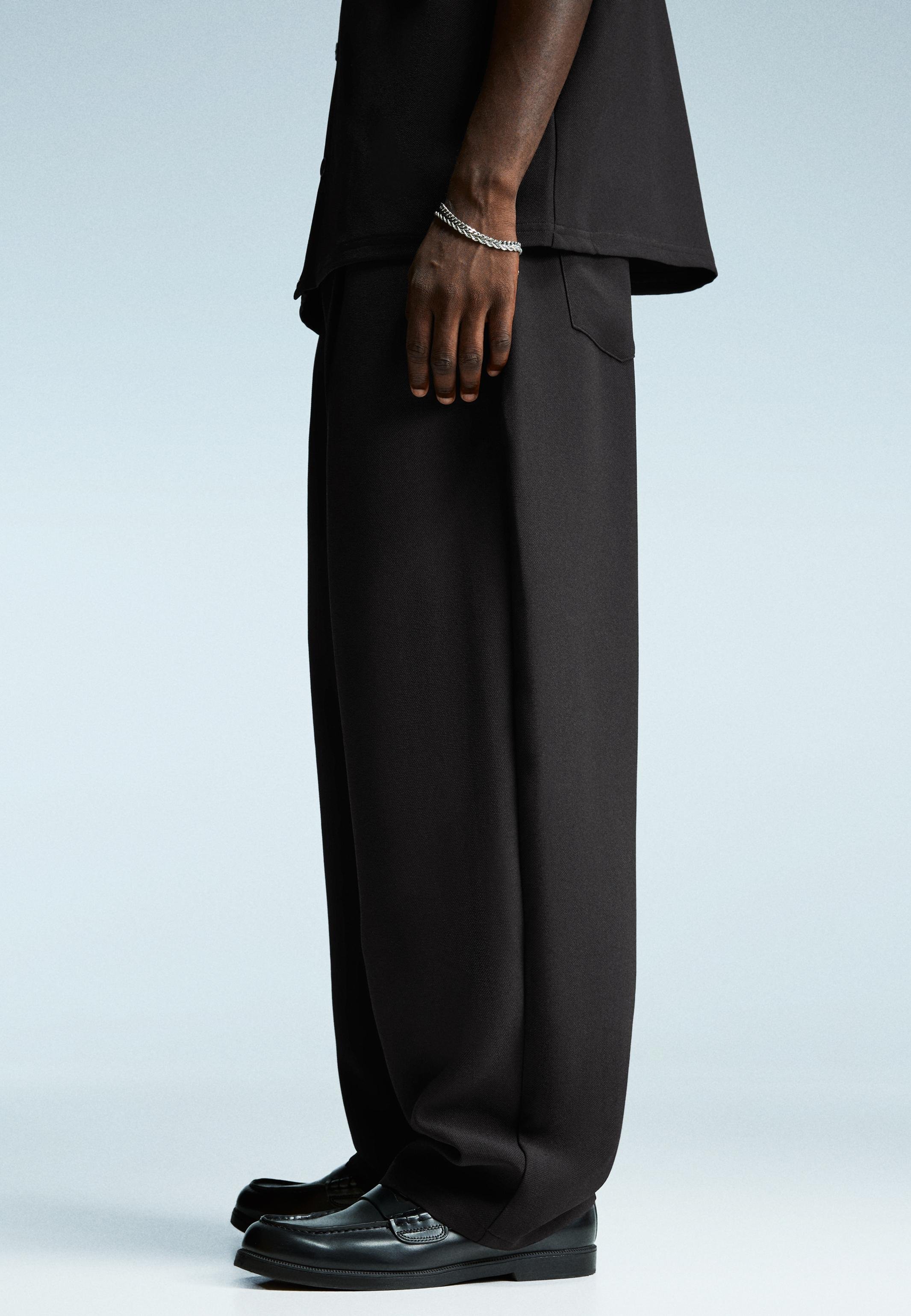 Bershka SUPER BAGGY TAILORED - Trousers - black - Zalando