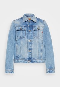 Veste en denim bleu clair avec deux poches poitrine, boutons en argent, col classique et poignets à boutons. Présente une texture délavée et des détails de couture.