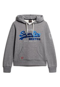 Sudadera de algodón gris con un bolsillo frontal, capucha con cordón, texto gráfico azul y acento de logo rojo en la esquina inferior derecha.