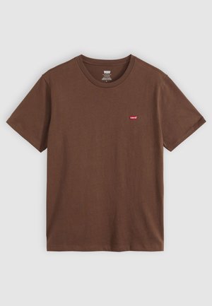 Bruine korte mouwen Levi's t-shirt met ronde hals en klein rood Levi's logo op de linkerborst, plat gelegd op een lichte achtergrond.