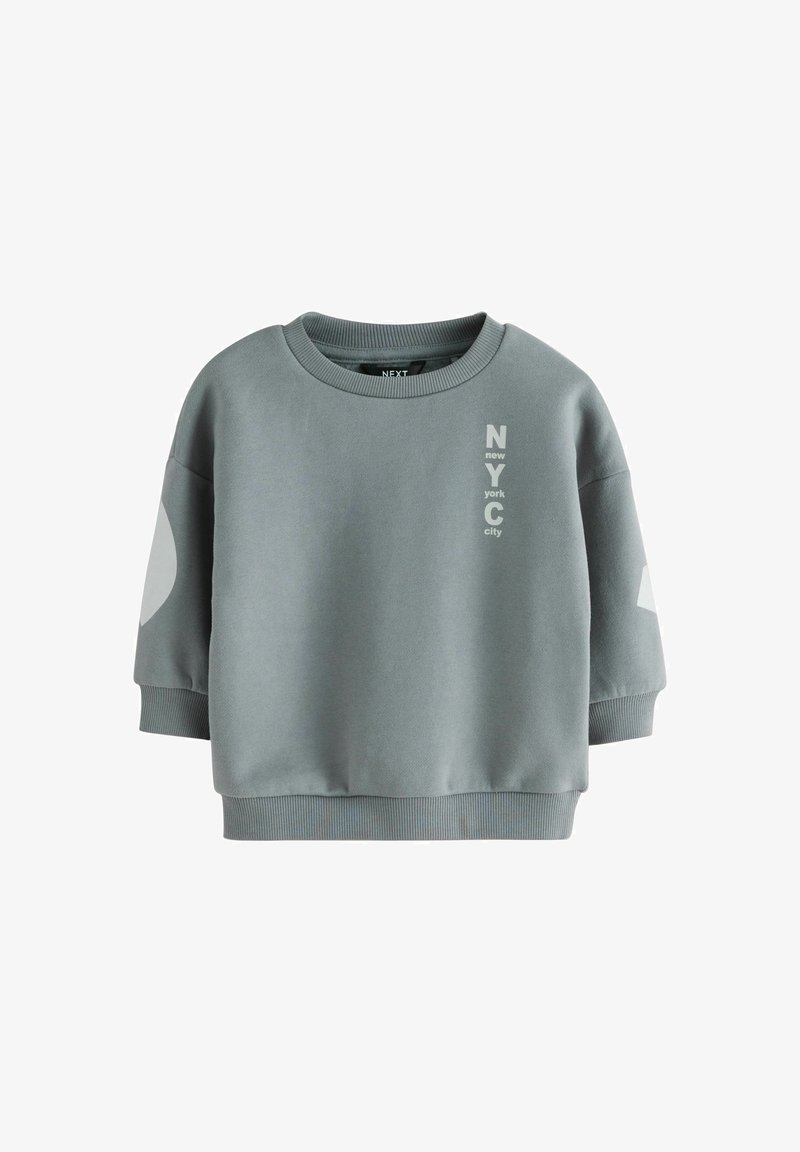 Grijze cropped sweatshirt van een katoenmix. Heeft een ronde halslijn, oversized mouwen en bedrukt tekst "NYC" in contrasterende kleur.