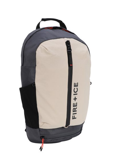 Sac à dos en tissu gris et beige, motif hexagonal, fermeture éclair à l'avant, poche latérale et accents rouges. Présente le logo "FIRE + ICE".