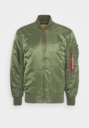 Olivgrüne Bomberjacke mit Satinfinish, ausgestattet mit einem Frontreißverschluss, gerippten Bündchen und einer Seitentasche mit rotem Etikettendetail.