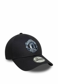 Schwarze Baseballmütze aus Stoff mit einem gestickten Manchester United-Logo auf der Vorderseite. Verstellbarer Riemen auf der Rückseite.