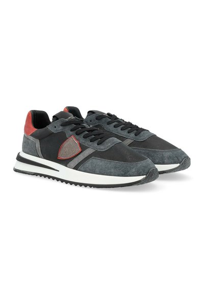 Sneaker grigie con un mix di materiali scamosciati e tessili. Lacci neri, dettagli rossi sul tallone e sul logo, con suola bianca.