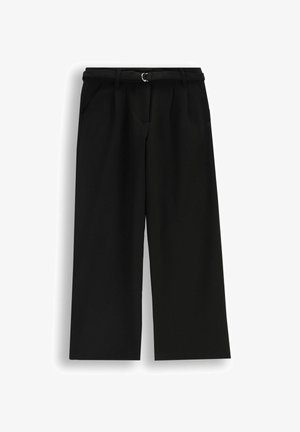 Czarne spodnie z wysokim stanem i szerokimi nogawkami, z bocznymi kieszeniami oraz materiałowym paskiem z okrągłą, srebrną klamrą.