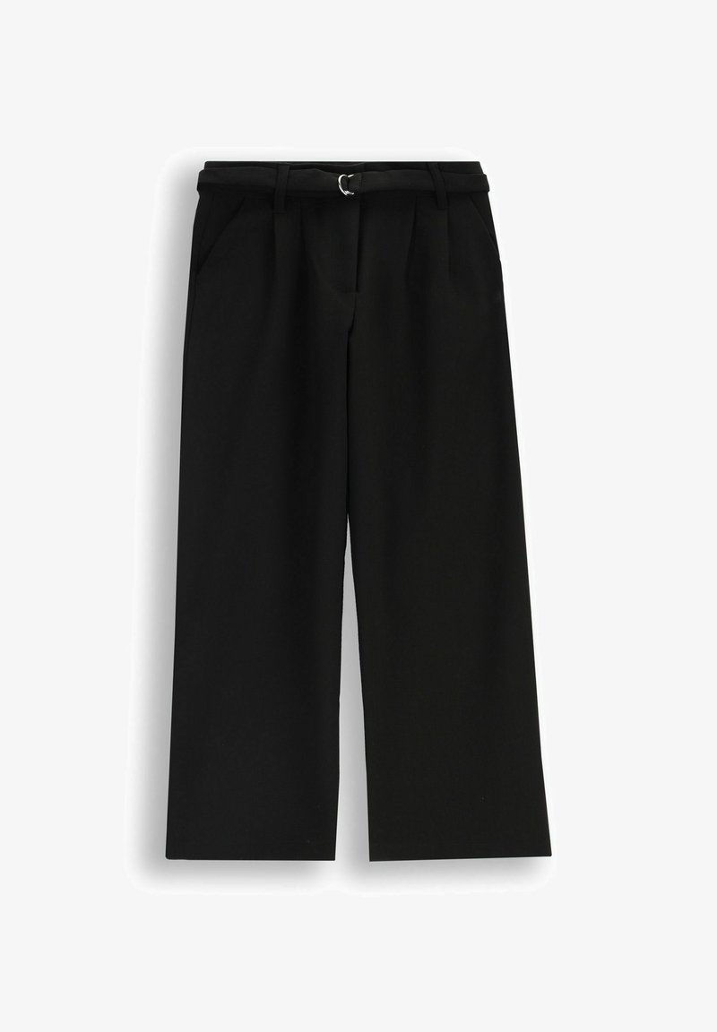 Czarne spodnie z wysokim stanem i szerokimi nogawkami, z bocznymi kieszeniami oraz materiałowym paskiem z okrągłą, srebrną klamrą.