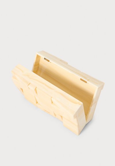 Cutie de depozitare din lemn deschis, cu un design geometric, având un exterior texturat și un capac deschis. Finisaj neted cu fibră de lemn deschisă.