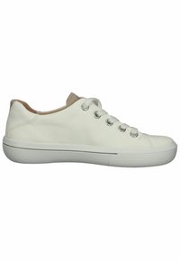 Sneaker in pelle bianca con punta arrotondata, parte superiore perforata, sei fori per i lacci e suola in gomma testurizzata. Presenta un accento marrone chiaro sul tallone.