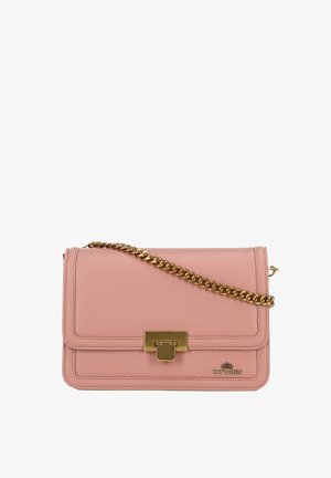 Rosa Leder-Handtasche mit strukturiertem Finish, Metallkettengurt, vorderem Klappenverschluss und goldfarbenem Schlossakzent. Markenlogo am Boden.