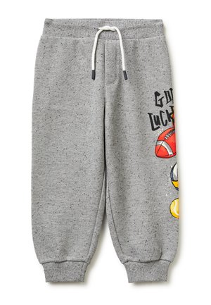 Grijs gemêleerde joggingbroek met witte trekkoord, geribbelde boorden en gedeeltelijke sportgrafiek met een voetbal en de tekst "Good Luck" op het rechterbeen.