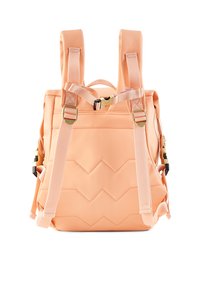 Mochila de color melocotón con un patrón de zigzag acolchado, correas ajustables, herrajes en tono dorado y un asa superior acolchada.