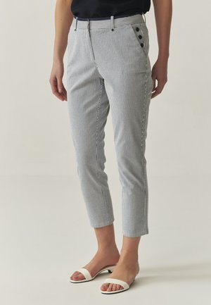 TATUUM SEROKI - Chinos - white