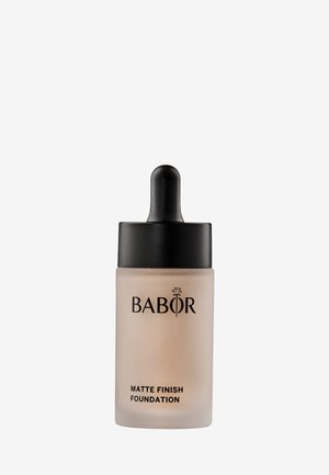 Babor Matte Finish Foundation in een frosted glazen fles met een zwarte druppeldop; heeft een minimalistisch ontwerp en duidelijke productlabeling.