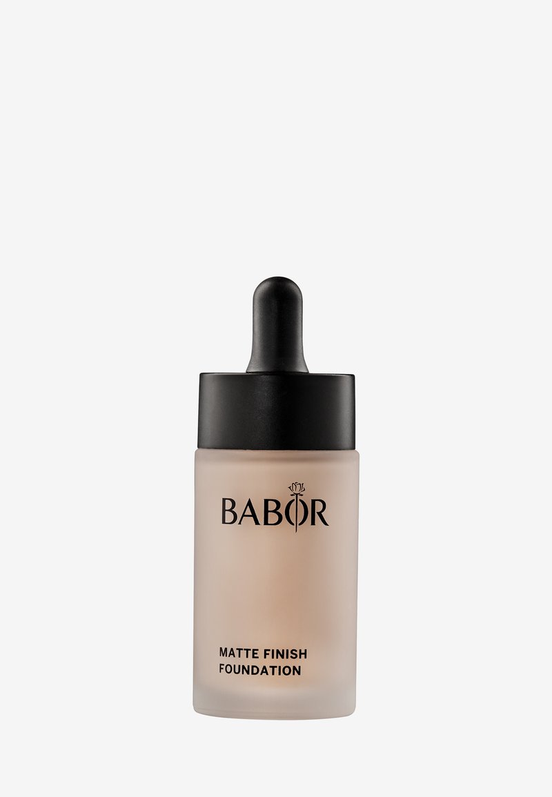 Babor Matte Finish Foundation i en frostad glasflaska med ett svart pipettlock; har en minimalistisk design och tydlig produktmärkning.