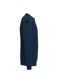 Marineblauwe sweater met een ronde hals, lange mouwen en ribbelmanchetten. Heeft een zwart logo op de linkerschouder. Zacht, textuurmateriaal.