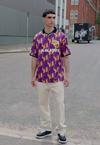 New Era NBA LOS ANGELES LAKERS FOOTBALL TEE - T-shirt imprimé - purple
