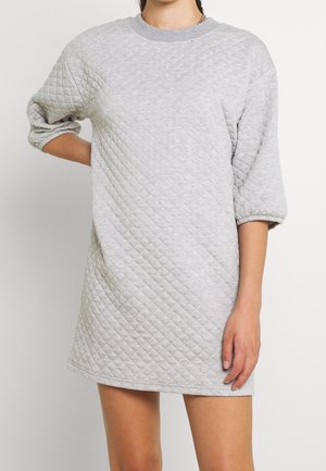 Robe-sweat grise matelassée avec un col rond, des manches trois quarts et une coupe décontractée, présentant un motif en losanges texturé.