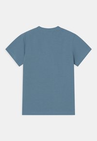 Kortärmad blå t-shirt i bomull med rund halsringning och en slät yta, med sydda fållar och inga synliga mönster eller logotyper.