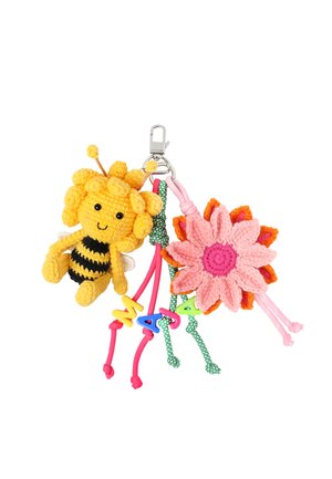 Gehaakte bij en gelaagde bloemen sleutelhanger met roze en groene koorden en kleurrijke plastic letterkralen bevestigd aan een zilveren clip.