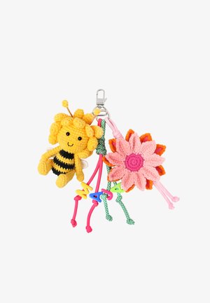 Breloc din croșetat cu bondar și floare stratificată, cu șnururi roz și verzi și mărgele colorate din plastic de litere, atașat unui cârlig argintiu.