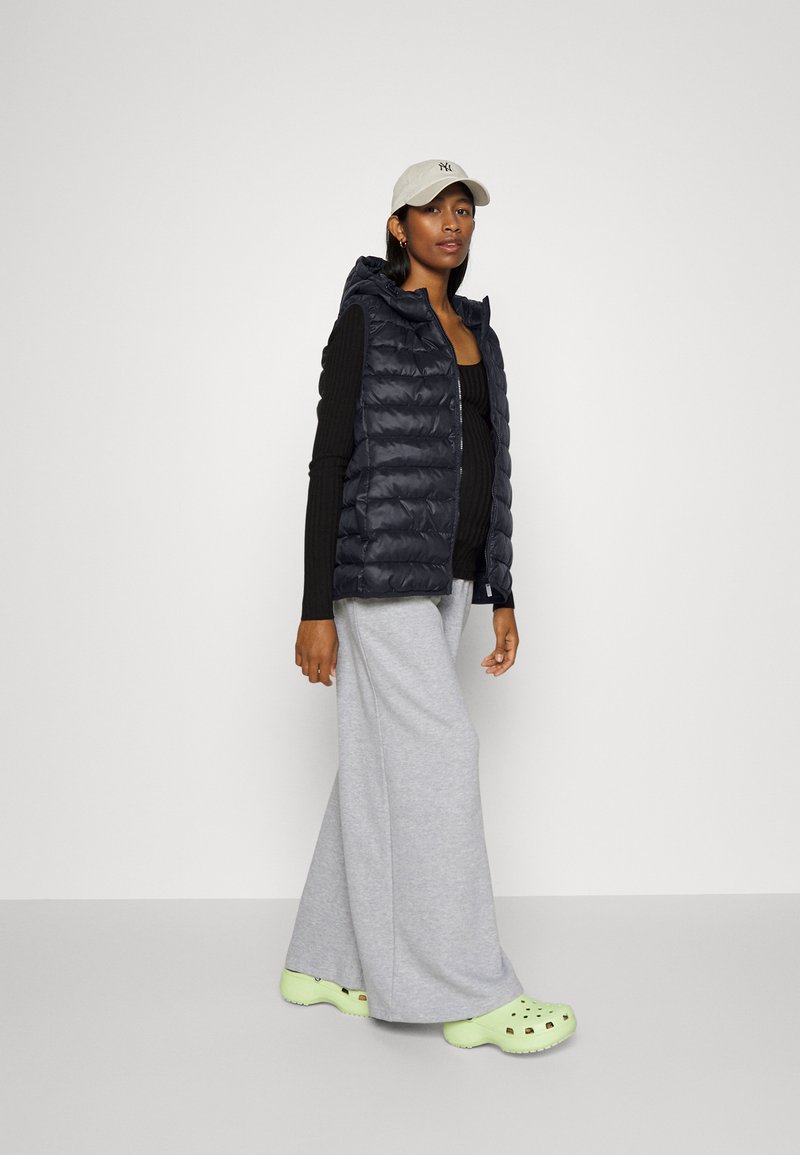 Damen Leichte Jacken | ONLY MATERNITY OLMNEWTAHOE HOOD WAISTCOAT Weste black/schwarz - HP88724 Damen Leichte Jacken | ONLY MATERNITY OLMNEWTAHOE HOOD WAISTCOAT Weste black/schwarz - HP88724