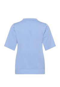 Polo bleu clair à manches courtes avec col, texture douce, ourlet côtelé et design uni. Aucun motif ou accent visible.