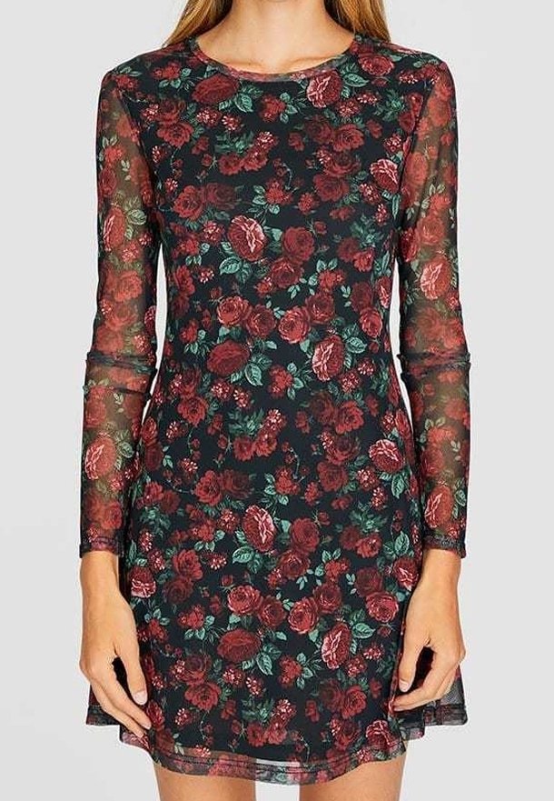 Robe noire transparente à manches longues avec motif floral de rose bordeaux et feuilles vertes, silhouette ajustée se terminant au-dessus des genoux.