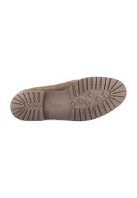 Bruine suède zool met een geprofileerde rubberen loopvlak. Heeft groeven en een patroon voor betere grip. Gemarkeerd met "Gabor"-branding.