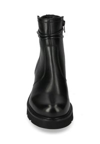 Stivale noir alla caviglia in pelle liscia con punta arrotondata, cuciture minime e zip laterale per una facile calzata. Suola piatta in gomma.