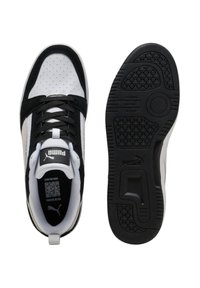 Sneaker atletiche in bianco e nero con parte superiore in pelle texturizzata, collare imbottito e suola in gomma con battistrada a motivo per una migliore aderenza.