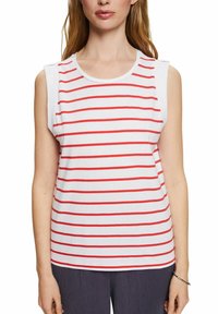 Camiseta sin mangas blanca con rayas horizontales rojas; cuenta con un cuello redondo y un diseño de hombros anchos. Textura suave, estilo casual, sin acentos adicionales.