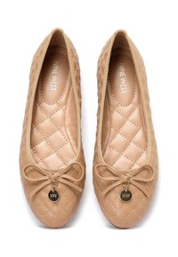 Nude balletschoenen van gequilt synthetisch materiaal, met een ronde neus en een klein strikje, voorzien van een metalen charm met het "NW" logo.