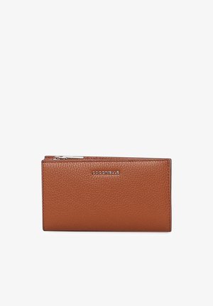 Cartera de cuero marrón texturizado con cremallera plateada y pequeña placa de nombre de la marca plateada en el centro delantero.