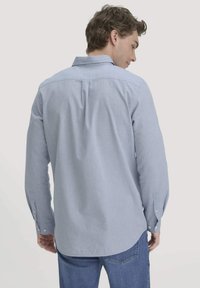 Lichtblauwe langemouwen shirt van een katoenmix, met een button-down kraag en eenknopsmanchetten, met een relaxte pasvorm en een rugplooidetail.