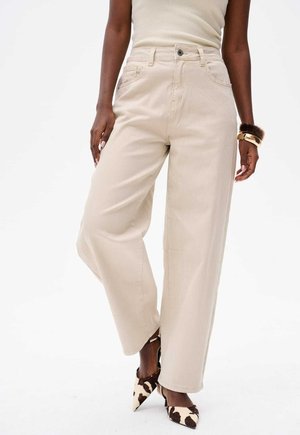 - Spodnie materiałowe