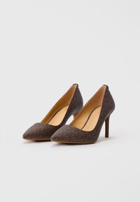 Escarpins bruns à motifs avec un bout pointu, un dessus lisse et texturé, et un talon aiguille élancé. L'intérieur possède une doublure beige.