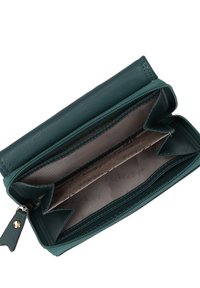 Grønt læderpung med lynlåslukning, der har flere rum og et struktureret indvendigt for. Glat ydre overflade med syninger.