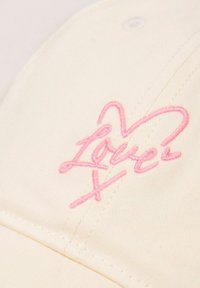 Lipsy Gorra - cream and pink