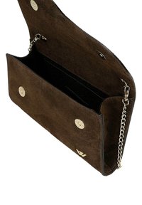 Borsa a tracolla in suede marrone con hardware dorato. Presenta una tracolla a catena, chiusura a scatto e un singolo scomparto con foderatura interna nera.