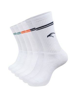 Cinq paires de chaussettes blanches montantes avec une texture côtelée, chacune présentant des rayures de différentes couleurs près du haut : vert, orange, noir, noir, noir.